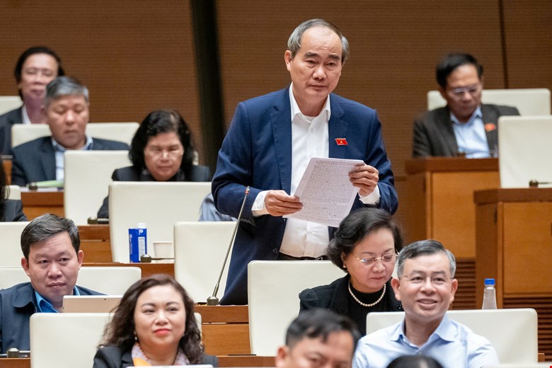 Dai bieu Nguyen Thien Nhan cho rang phai co lo trinh tang luong len moi dam bao duoc nguoi dan sinh con.  Anh: Quochoi.vn 