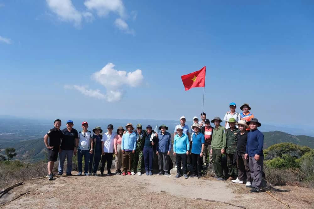 The working group of Gia Lai province surveyed and took photos at the top of Chu Nam mountain. Photo: Trung Minh