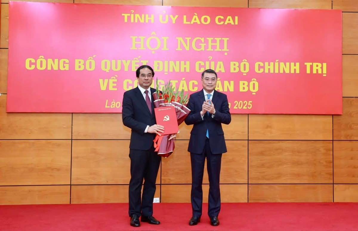 Mr. Trinh Xuan Truong received the decision approving the position of Lao Cai Provincial Party Secretary. Photo: Pham Bang