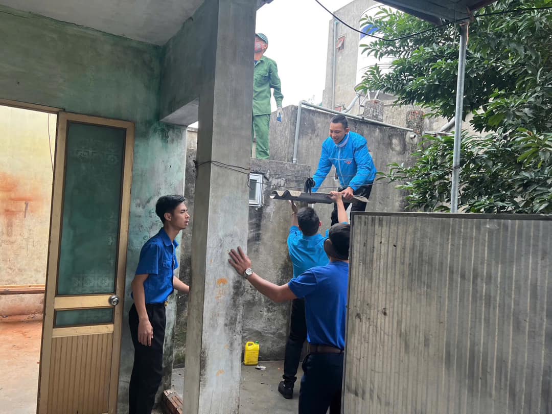 Hai Duong youth join hands to eliminate temporary houses for poor households. Photo: Hai Duong Youth