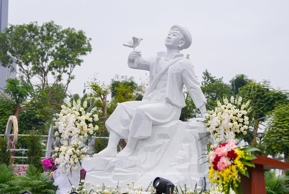 The Kim Dong monument is made from white stone, placed in the middle of the Kim Dong flower garden, Hai Phong City. Photo: Hai Phong Portal