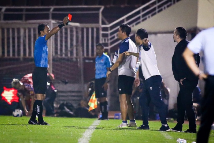 Referee Le Vu Linh took a second yellow card (indirect red card) and resigned from coach Popov's position. Photo: Thanh Vu