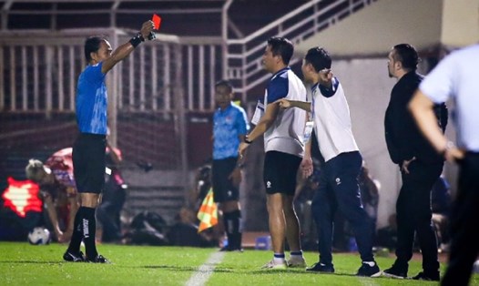 Trọng tài Lê Vũ Linh rút thẻ vàng thứ 2 (thẻ đỏ gián tiếp) truất quyền chỉ đạo của huấn luyện viên Popov. Ảnh: Thanh Vũ