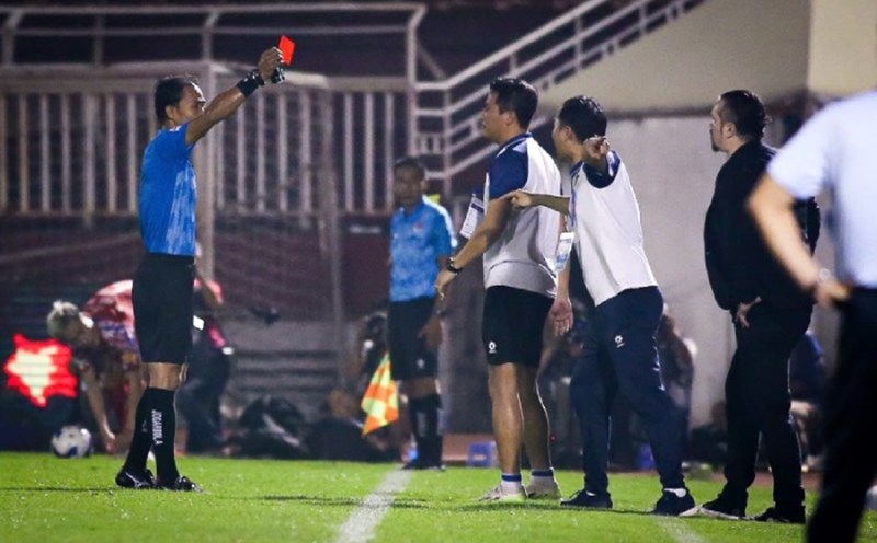 Referee Le Vu Linh took a second yellow card (indirect red card) and resigned from coach Popov's position. Photo: Thanh Vu
