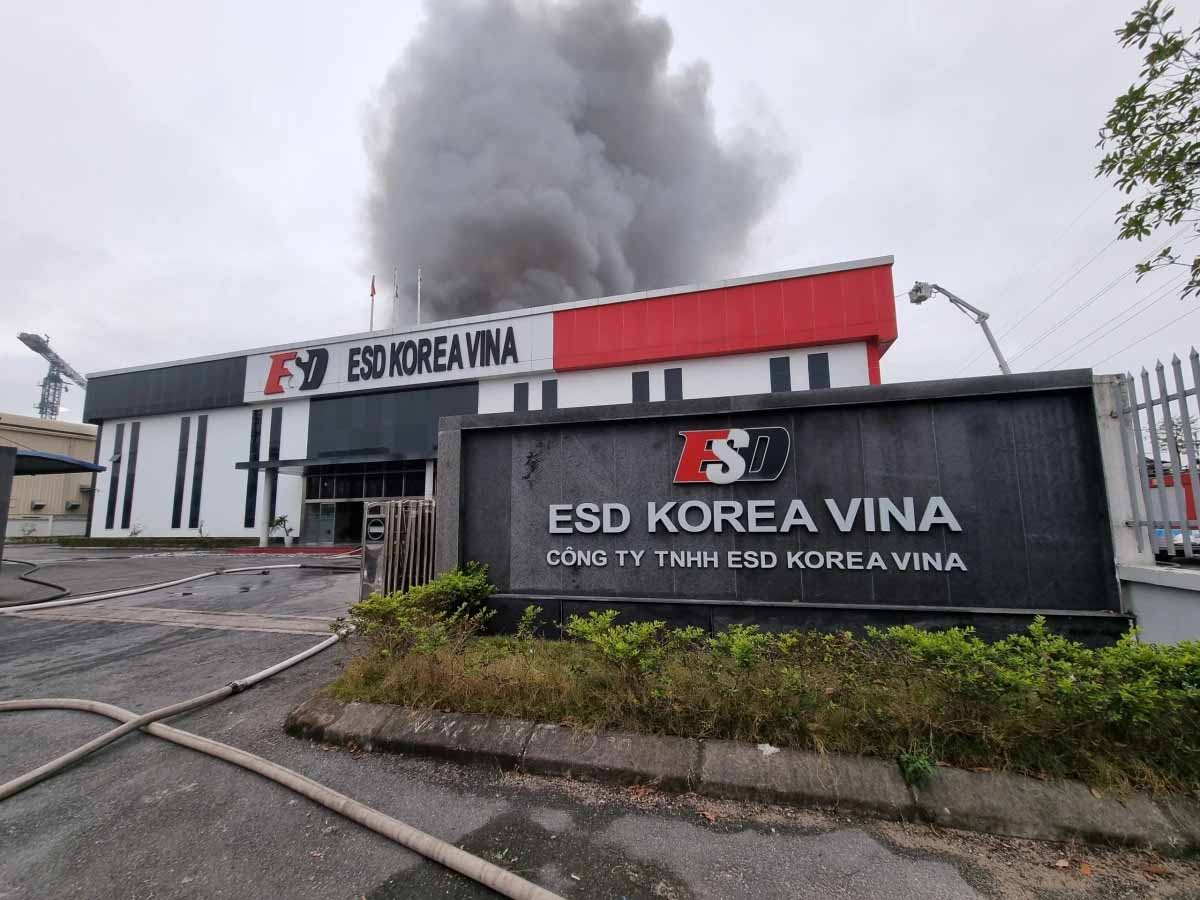 The headquarters of ESD Korea Vina Company in Que Vo Industrial Park, Nam Son Ward, Bac Ninh City (Bac Ninh Province) at the time of the fire on December 1, 2023. Photo: Van Truong