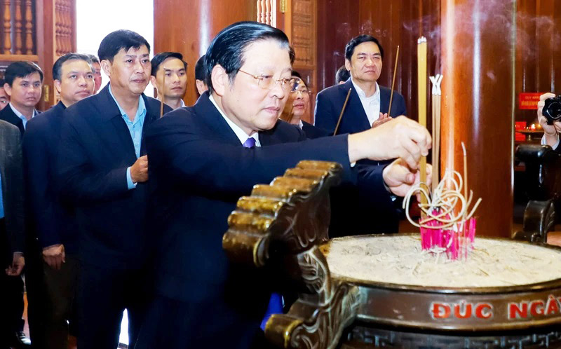Head of the Central Internal Affairs Commission Phan Dinh Trac respectfully offered incense to commemorate President Ho Chi Minh's great gratitude. Photo: Trung Hieu