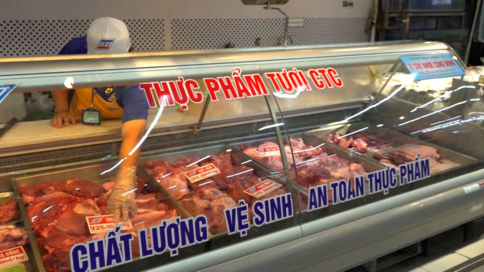 Cac sieu thi tai Can Tho siet chat nguon cung, tang cuong kiem soat de dam bao chat luong va an toan ve sinh thuc pham. Anh: My Ly