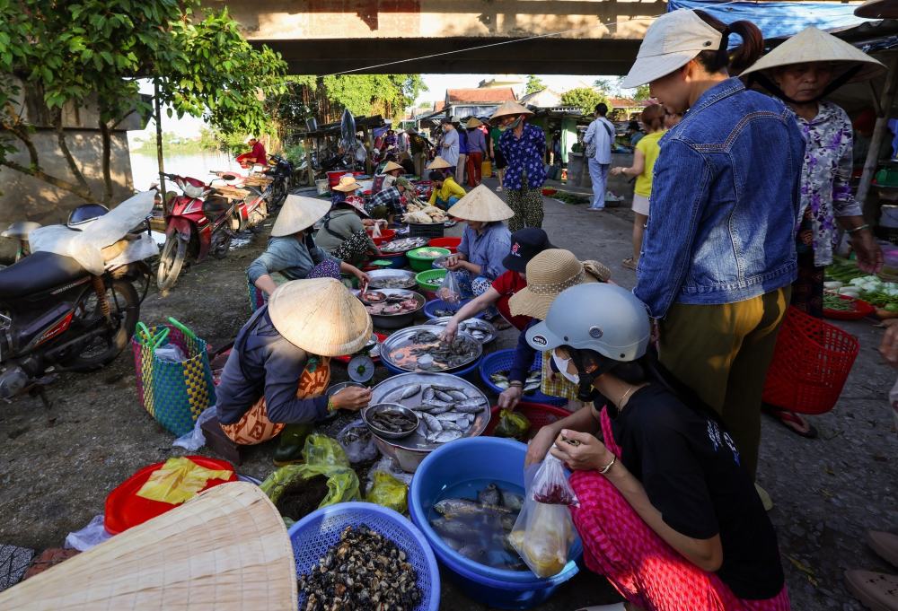 Chinh vi vay, ngoi lang nay khong thieu gi ngoai cac loai thuy hai san tuoi ngon va phong phu. Tai lang, co mot khu cho nho chuyen ban ca, tom, cua, oc...cung rat nhieu loai thuc pham tu nhien khac. 