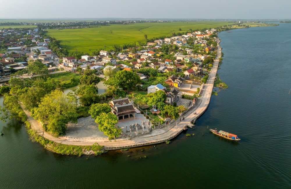 Cung voi su phat trien cua thoi gian, du co nhieu thay doi, nhung nhung net dac trung cua lang que Thanh Phuoc van ven nguyen. Noi day, nguoi dan van giu duoc nhip song don gian, gan gui voi thien nhien; van giu duoc hon cot cua lang que xu Hue, noi nhung gia tri truyen thong luon duoc gin giu va phat huy.