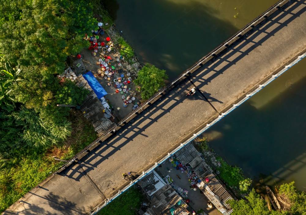 Khu cho tam nam duoi chan cau Thanh Phuoc voi nhung gian hang nho day ap do tuoi. Nhu cac cho que khac, cho Thanh Phuoc hoat dong tu 4h sang den 8h la tan, cao diem la luc 6 – 7h. Tuy cho nho nhung chi ban nhung do chat luong va thu hut nhieu nguoi den kham pha. 