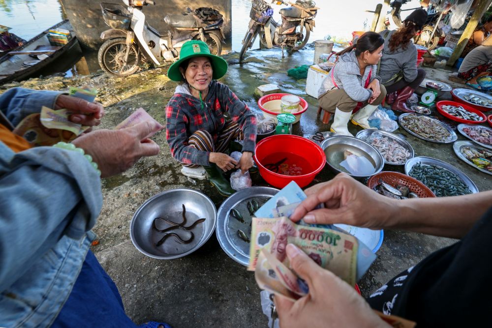 Nhieu nguoi tim ve cho que Thanh Phuoc de mua thuy hai san.