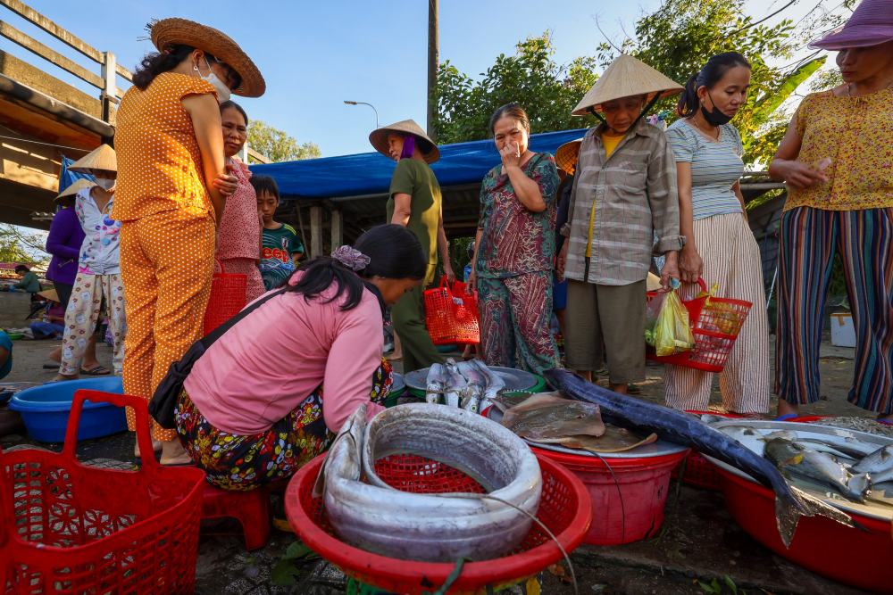 Dac biet, cho da dang nhat la cac mon an sang an vat: bun nghe, banh canh cac loai banh beo nam loc banh it, moi loai gia tu 5-10 nghin dong la co mot bua an sang ngon va chat luong. 