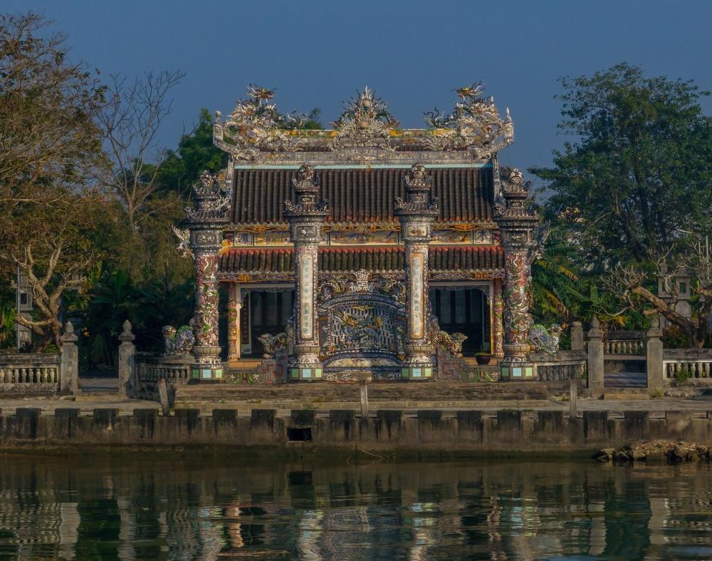 Lang Thanh Phuoc khong chi noi tieng voi cac san vat tu song bien, ma con la noi bao ton nhung net van hoa truyen thong lau doi cua dia phuong. Nhung ngoi dinh lang, chua co kinh voi mai ngoi reu phong la minh chung cho mot thoi ky lich su day ve vang cua vung dat nay.