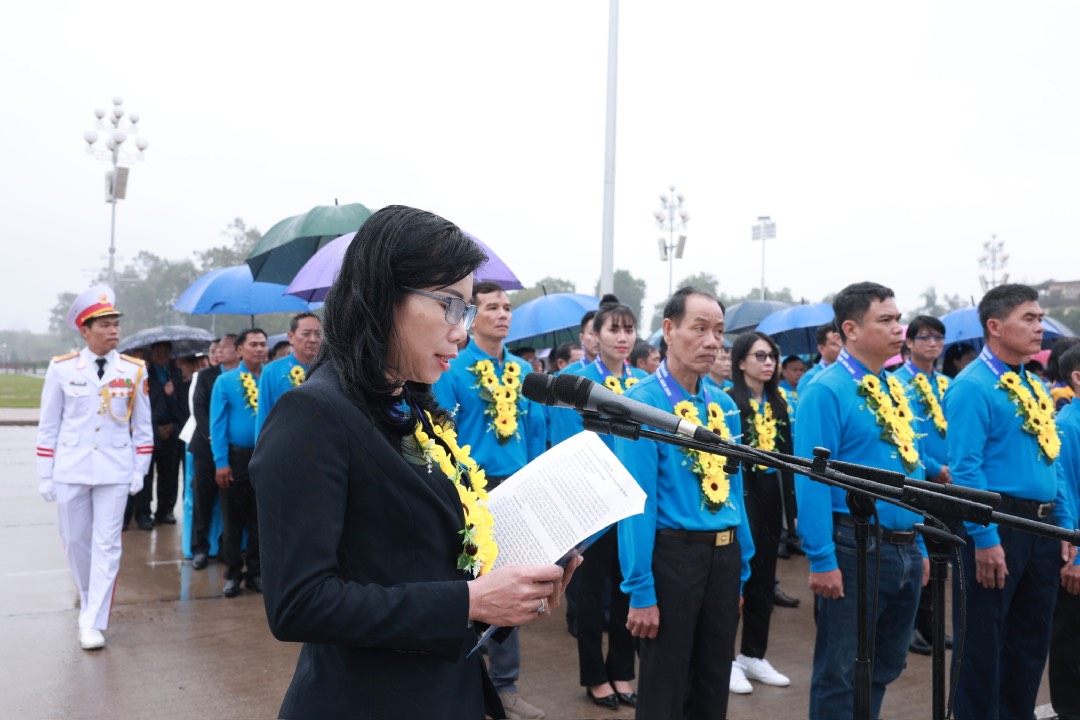 Đồng chí Nguyễn Thị Mỹ Linh (Công nhân Công ty TNHH Juki Việt Nam, Thành phố Hồ Chí Minh) thay mặt 95 đại biểu báo công dâng Bác. Ảnh: Hải Nguyễn