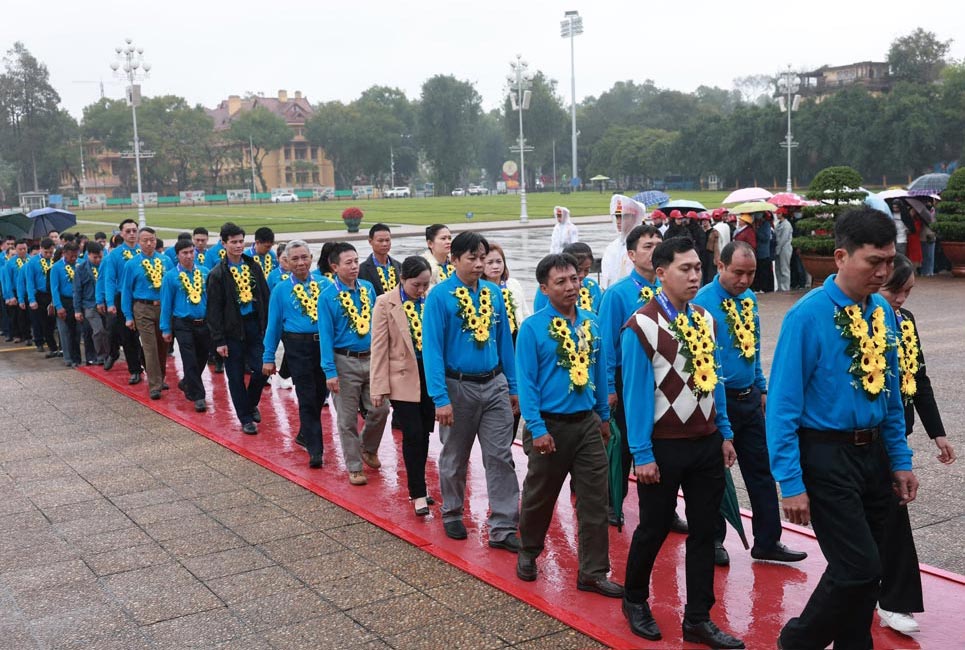 Đại diện 95 công nhân lao động tiêu biểu là đảng viên vào lăng viếng Chủ tịch Hồ Chí Minh. Ảnh: Hải Nguyễn