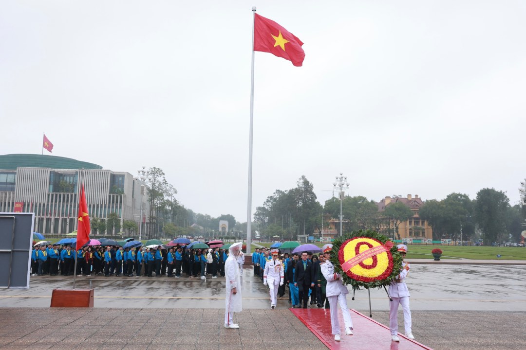 The delegation paid their respects to President Ho Chi Minh. Photo: Hai Nguyen