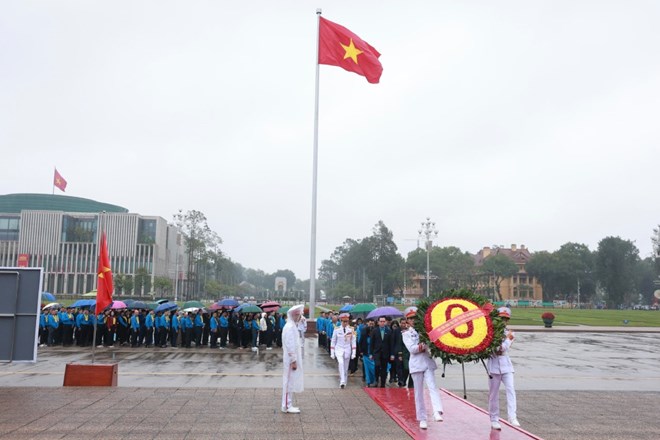 Công nhân lao động tiêu biểu là đảng viên báo công dâng Bác