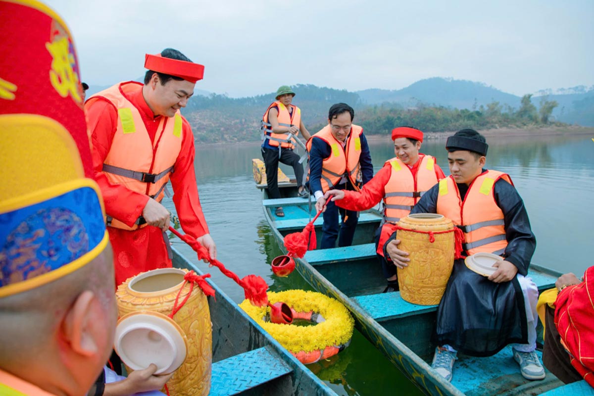 Delegates attending the waterwalk ceremony from Trai Loc Lake, Dong Trieu City, Quang Ninh Province. Photo: Dong Trieu Portal