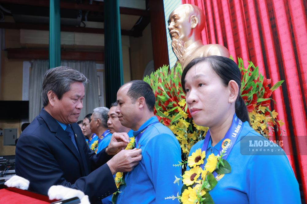 Phó Chủ tịch Tổng LĐLĐVN Huỳnh Thanh Xuân trao tặng huy hiệu Bác Hồ cho công nhân lao động tiêu biểu là Đảng viên Đảng Cộng sản Việt Nam. Ảnh: Hải Nguyễn