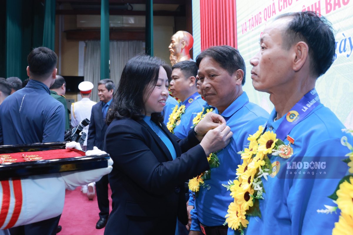 Phó Chủ tịch Thường trực Tổng LĐLĐVN Thái Thu Xương trao tặng huy hiệu Bác Hồ cho công nhân lao động tiêu biểu là Đảng viên Đảng Cộng sản Việt Nam. Ảnh: Hải Nguyễn