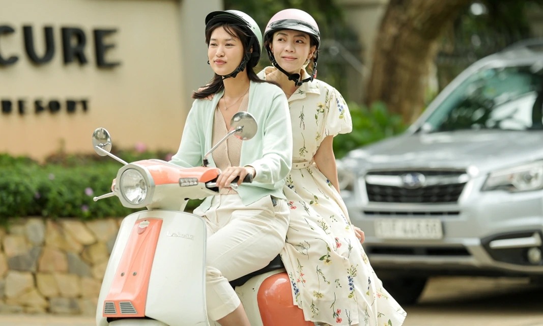 Thu Trang, Thien An in a scene from the movie "The Billion Dollar Kiss". Photo: Producer