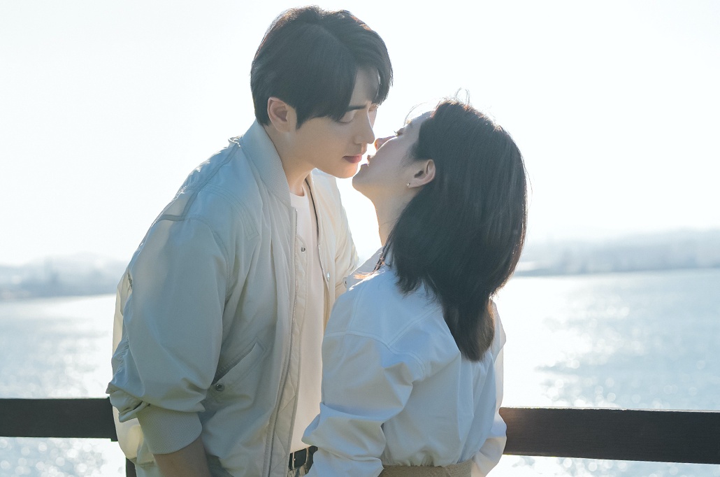 Lee Joon Hyuk, Han Ji Min elevate their popularity with the movie Love Scout. Photo: Producer