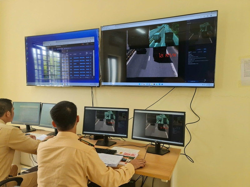 Traffic police, Vinh Phuc Provincial Police monitor vehicles that were fined. Photo: Bao Nguyen