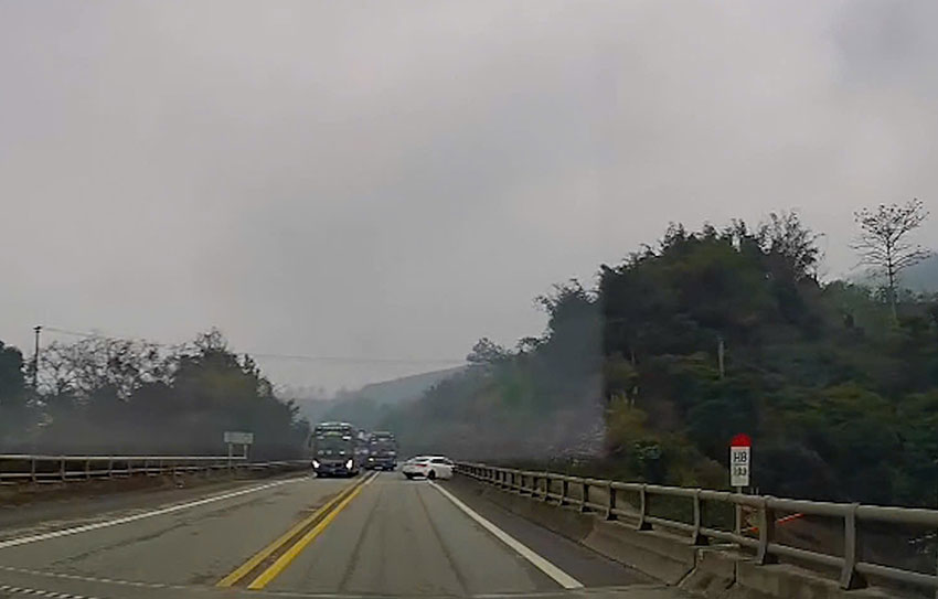 Chiếc xe trắng do tài xế Tr lái trên cao tốc Nội Bài - Lào Cai quay đầu xe khi có nhiều phương tiện khác đang lưu thông. Ảnh: Cục CSGT