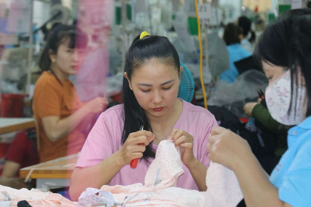 Enterprises in Khanh Hoa are having difficulty recruiting sewing workers. Photo: Phuong Linh