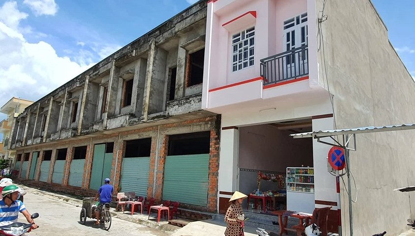 A row of illegal houses belonging to the Commercial Housing Project and the Central Market of Phuoc Long District, Bac Lieu without a construction permit (photo taken in 2020). Photo: Nhat Ho
