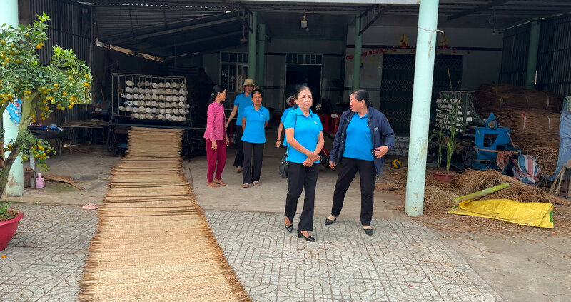 Union members of the Textile and Garment Union are happy because their income has increased. Photo: Hoang Loc