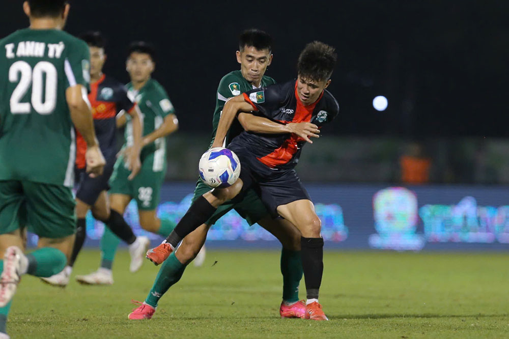 Ben kia chien tuyen, Phu Dong Ninh Binh sau thoi gian dau lep ve cung dan lay lai the tran va kiem soat bong nhieu hon tu giua hiep 1.