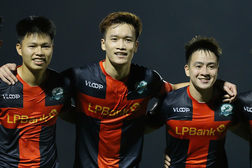 Hoang Duc (middle) scored the only goal to help Phu Dong Ninh Binh beat Binh Phuoc. Photo: Thanh Vu