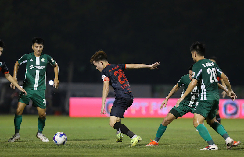 Hoang Duc scored to help Phu Dong Ninh Binh beat Binh Phuoc. Photo: Thanh Vu