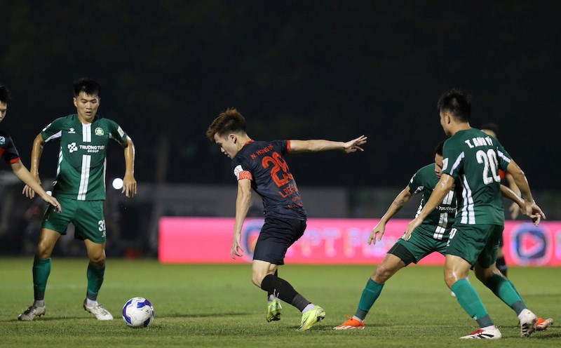 Hoang Duc scored to help Phu Dong Ninh Binh beat Binh Phuoc. Photo: Thanh Vu