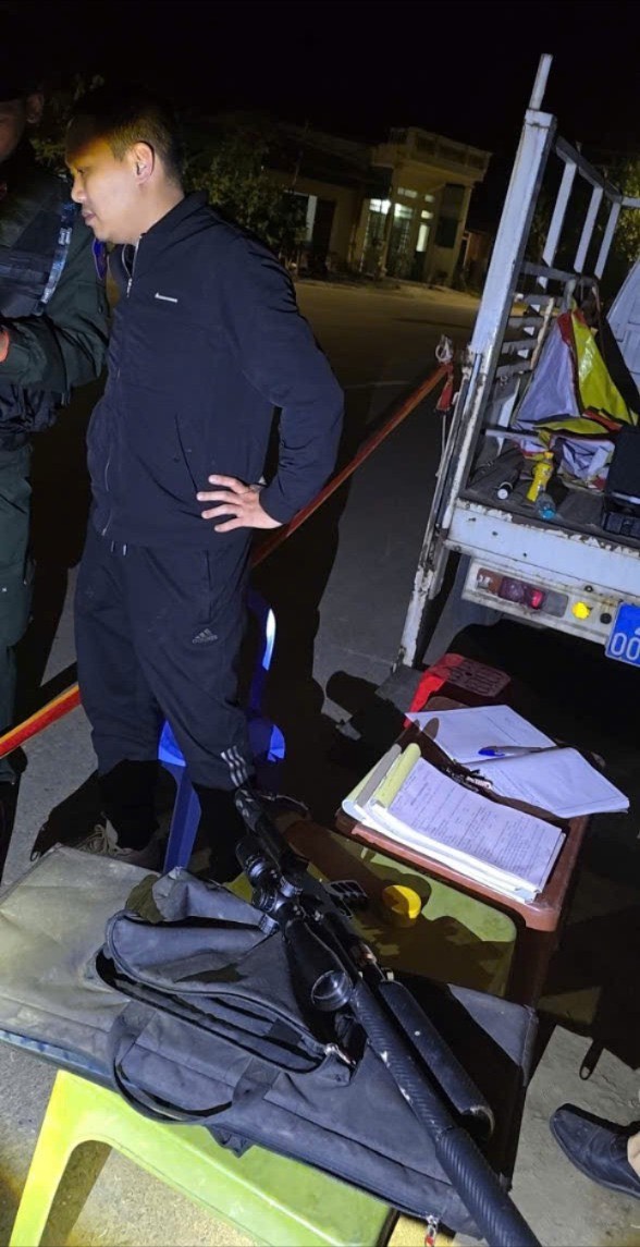 Nguyễn Văn Nghĩa cùng tang vật bị thu giữ. Ảnh: Công an cung cấp