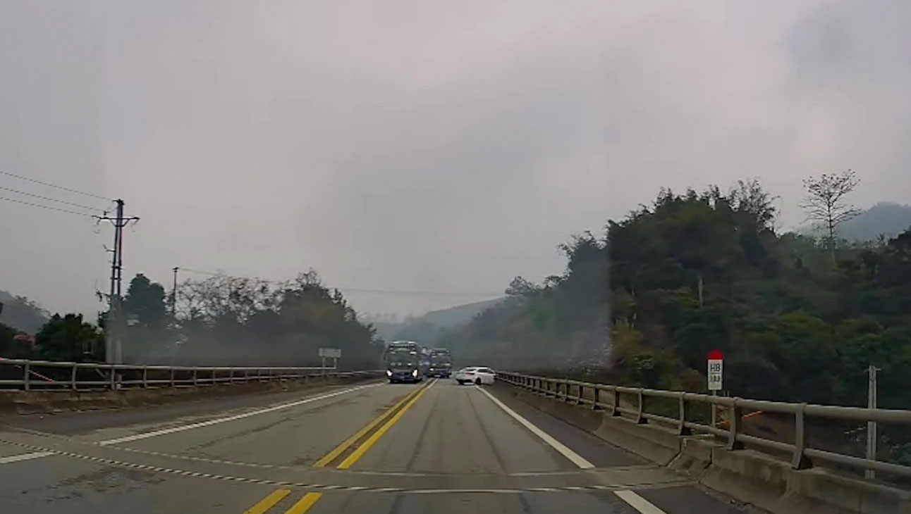 The camera of a pedestrian recorded the moment the car turned around on the Noi Bai - Lao Cai Expressway. Photo: Traffic Police Department