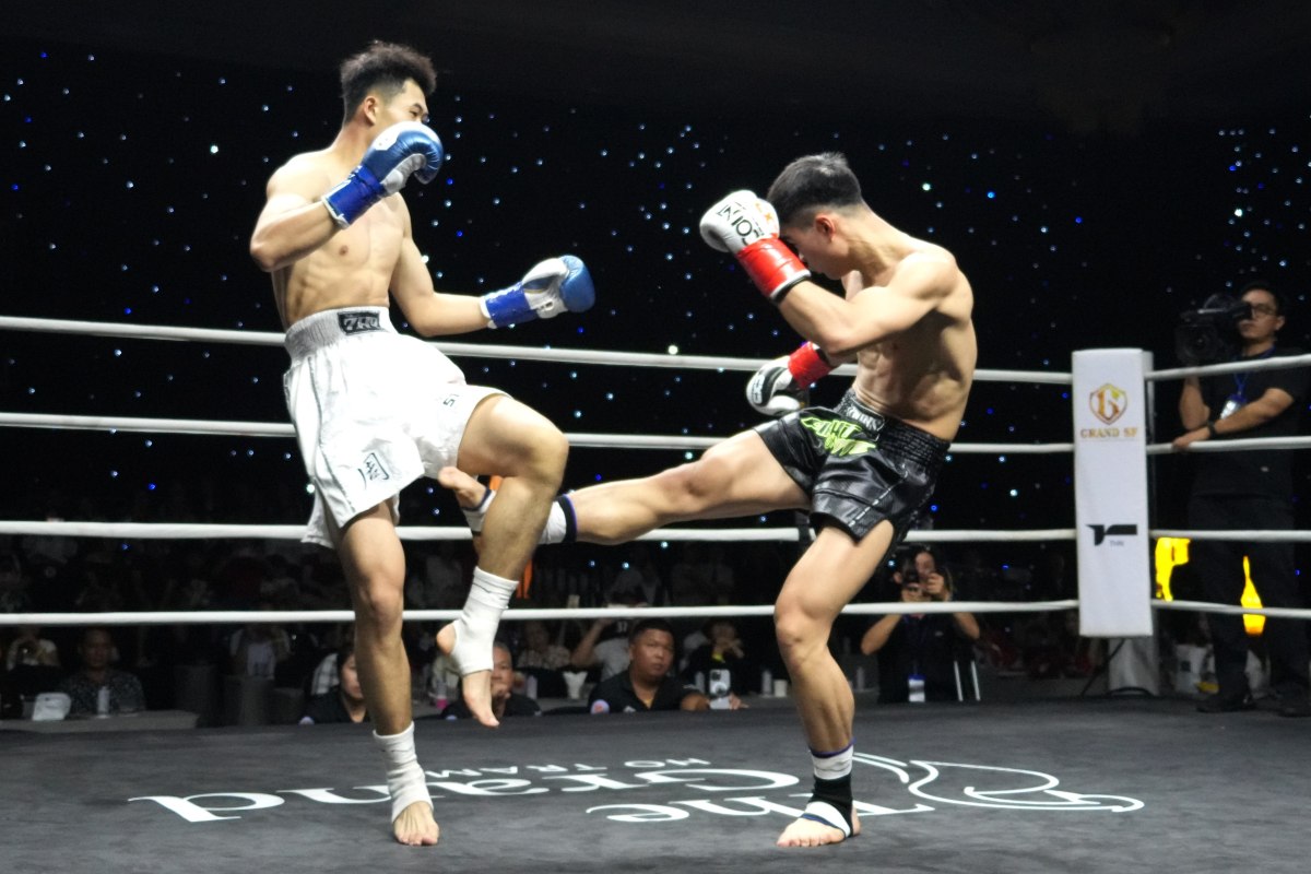 Kieu Duy Quan va Zhao Haoran (Trung Quoc) can tai trong tran dau. Anh: Thanh An