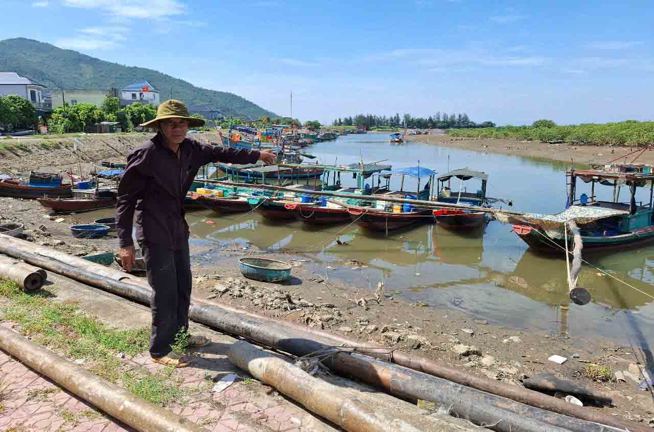 Most fishing vessels in Ha Tinh are of small capacity, so it is difficult to go offshore. Photo: Tran Tuan.