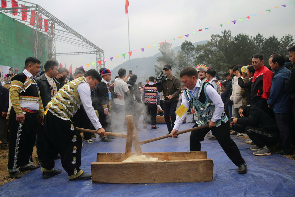 Thi giã bánh dày, hoạt động không thể thiếu tại Lễ hội Gầu Tào của người Mông.  