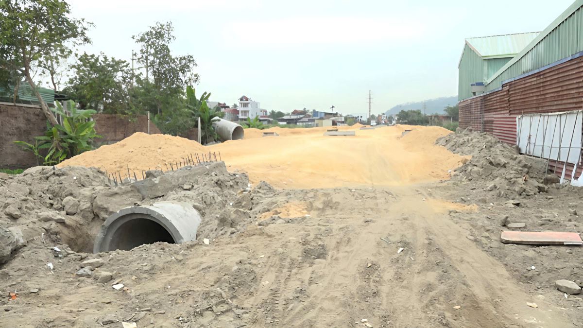 The project connecting Tran Nhan Tong Street with Nguyen Luong Bang Street is facing difficulties in site clearance. Photo: Kien An Portal, Hai Phong