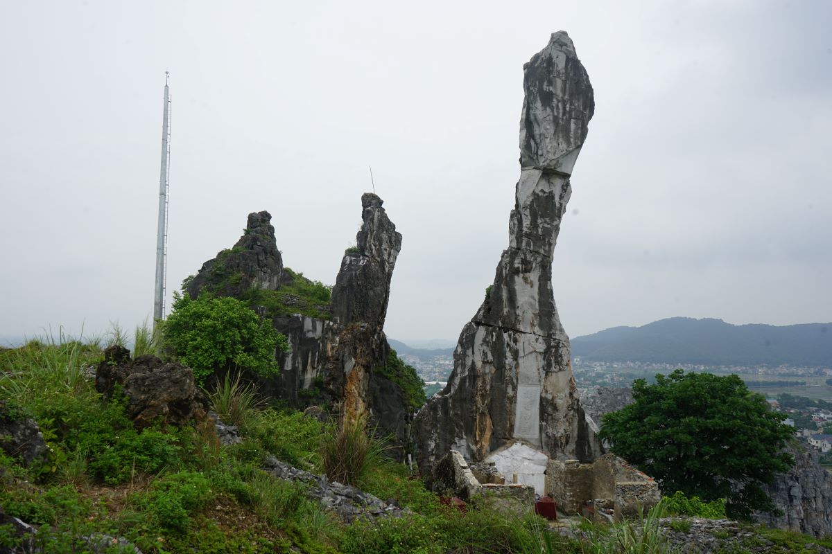 Di tich Hon Vong Phu (o Thanh Hoa) sau khi duoc lap dat he thong chong set. Anh: Quach Du