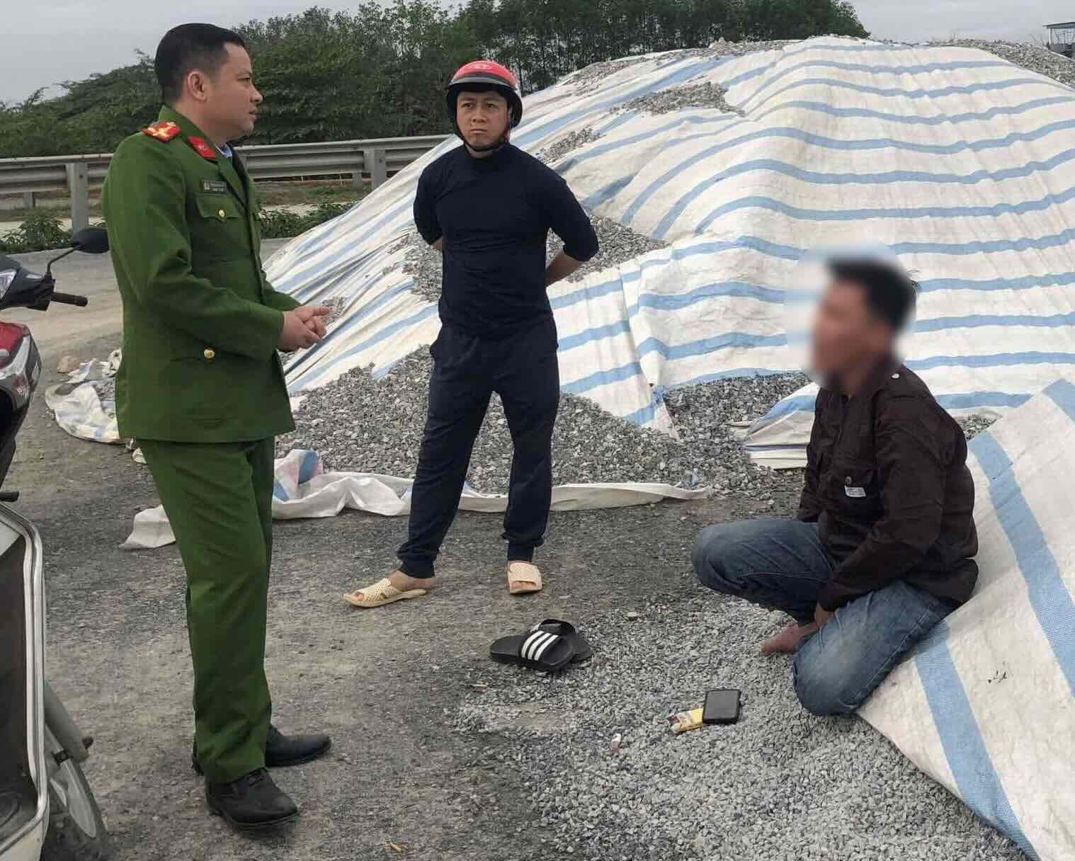 Mr. D (the person sitting) intended to commit suicide by jumping off the bridge and was promptly stopped by the authorities. Photo: P. Xuyen