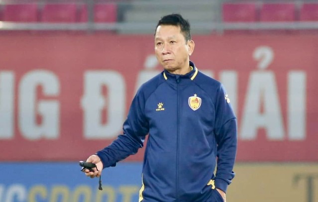 Coach Van Sy Son was upset with the referee after the draw against Hanoi Police. Photo: Quang Nam FC