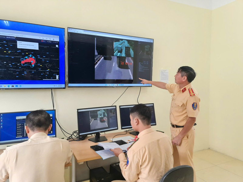 Traffic police, Vinh Phuc Provincial Police monitor vehicles that were fined. Photo: Bao Nguyen