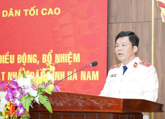 New Director Lai Anh Tuan spoke to receive the appointment decision. Photo: Ha Nam Provincial People's Procuracy