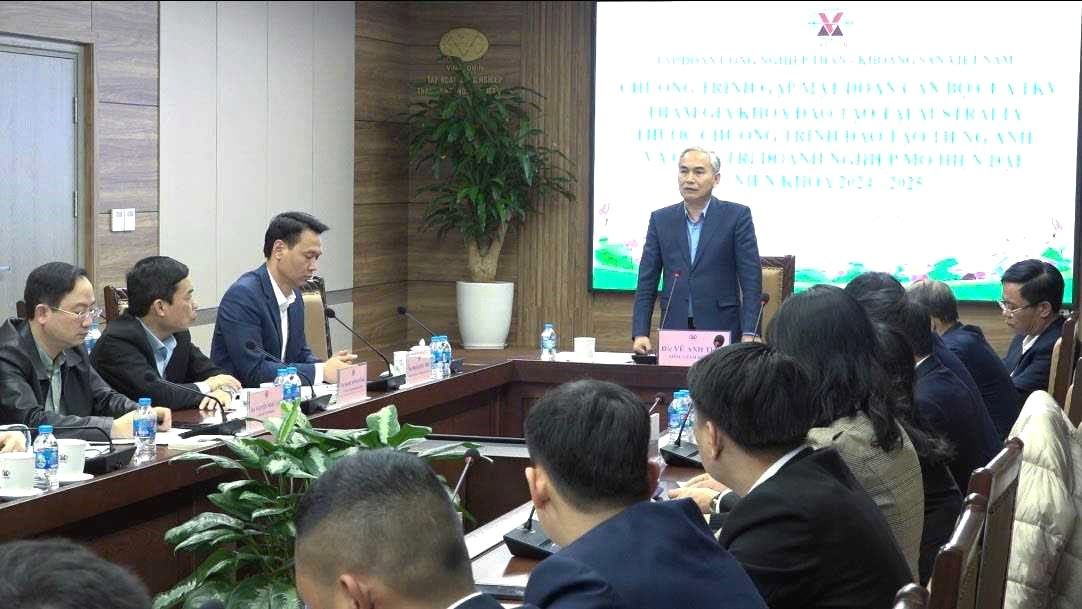 TKV General Director Vu Anh Tuan congratulated and assigned tasks to 15 trainees preparing to go to Australia to study. Photo: TKV