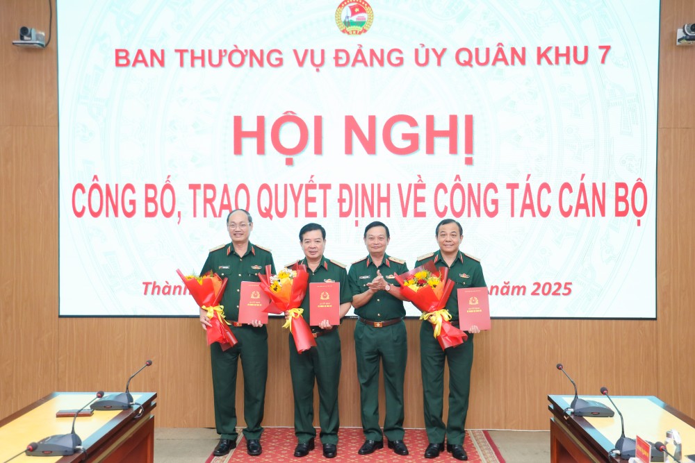 Lieutenant General Tran Hoai Trung, Party Secretary and Political Commissar of Military Region 7, presented the decision to 3 military officers under the Ho Chi Minh City Command to retire, waiting for their retirement age to reach the end of their military service age. Photo: Ngoc Duy/Military Region 7