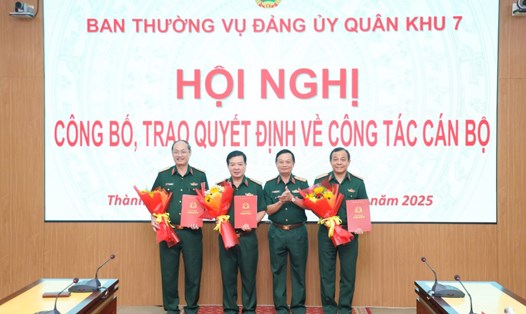 Trung tướng Trần Hoài Trung, Bí thư Đảng ủy, Chính ủy Quân khu 7 trao quyết định cho 3 cán bộ quân đội thuộc Bộ Tư lệnh TPHCM nghỉ công tác, chờ hết tuổi phục vụ tại ngũ thì nghỉ hưu. Ảnh: Ngọc Duy/Quân khu 7