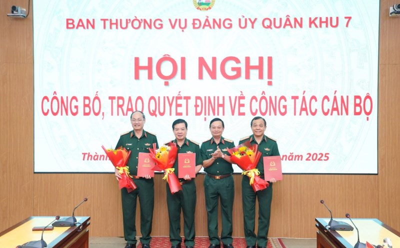 Lieutenant General Tran Hoai Trung, Party Secretary and Political Commissar of Military Region 7, presented the decision to 3 military officers under the Ho Chi Minh City Command to retire, waiting for their retirement age to reach the end of their military service age. Photo: Ngoc Duy/Military Region 7